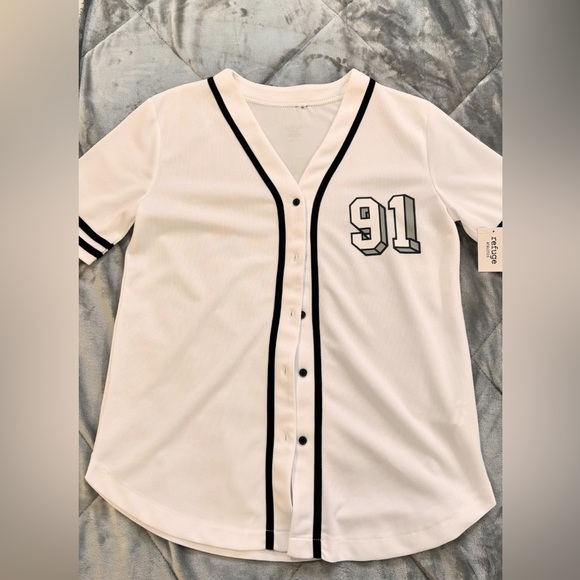 Black and white shirts - Picture 1 of 1